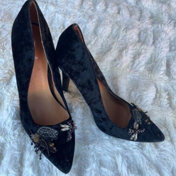 Qupid Black Velvet Closed-Toe Pump High Heels - Picture 2 of 8